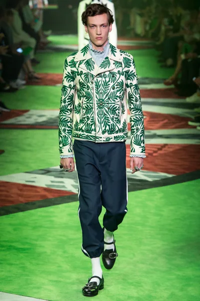 Look 18